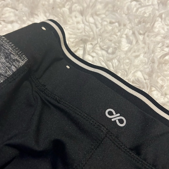 Infinite performance  High Black Leggings purple pockets S 85 Carrie underwood - Picture 2 of 5